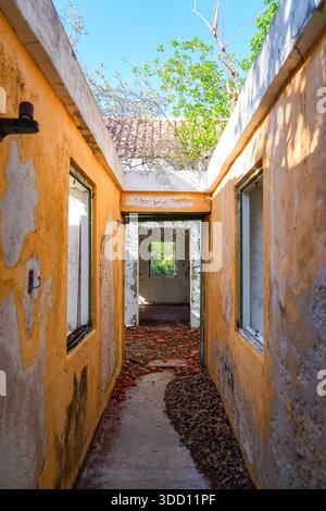 Verlassenes Karpata Plantation House in Bonaire - Ruinen des historischen Landhuis Karpata im Kolonialstil entlang des Queen's Highway in der niederländischen Karibik Stockfoto