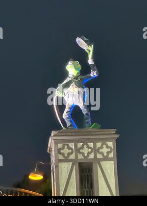 Die bekannte Statue von Kermit dem Frosch, gekleidet als Charlie Chaplin, auf dem historischen ehemaligen Gebäude der Jim Henson Studios in Hollywood, Kalifornien, fotografiert, bevor sie entfernt und in ein Puppenspielmuseum in Georgia verlegt wurde. Die skurrile Skulptur feierte sowohl Jim Hensons Vermächtnis als auch die Stummfilmtradition Charlie Chaplins und war ein Wahrzeichen in Hollywood über dem Studio, das einst die Muppet Show, die SesamStreet-Schöpfer und früher Charlie Chaplins eigene Filmbetriebe beherbergte. Stockfoto