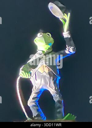 Die bekannte Statue von Kermit dem Frosch, gekleidet als Charlie Chaplin, auf dem historischen ehemaligen Gebäude der Jim Henson Studios in Hollywood, Kalifornien, fotografiert, bevor sie entfernt und in ein Puppenspielmuseum in Georgia verlegt wurde. Die skurrile Skulptur feierte sowohl Jim Hensons Vermächtnis als auch die Stummfilmtradition Charlie Chaplins und war ein Wahrzeichen in Hollywood über dem Studio, das einst die Muppet Show, die SesamStreet-Schöpfer und früher Charlie Chaplins eigene Filmbetriebe beherbergte. Stockfoto