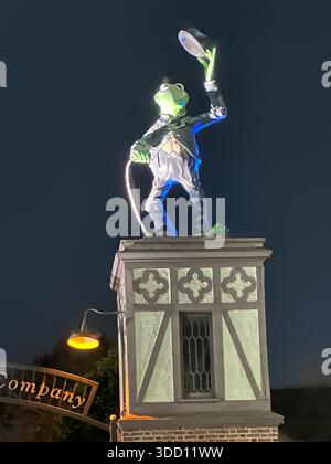 Die bekannte Statue von Kermit dem Frosch, gekleidet als Charlie Chaplin, auf dem historischen ehemaligen Gebäude der Jim Henson Studios in Hollywood, Kalifornien, fotografiert, bevor sie entfernt und in ein Puppenspielmuseum in Georgia verlegt wurde. Die skurrile Skulptur feierte sowohl Jim Hensons Vermächtnis als auch die Stummfilmtradition Charlie Chaplins und war ein Wahrzeichen in Hollywood über dem Studio, das einst die Muppet Show, die SesamStreet-Schöpfer und früher Charlie Chaplins eigene Filmbetriebe beherbergte. Stockfoto