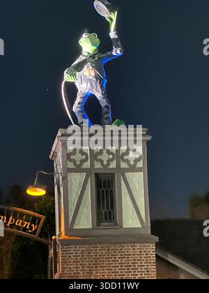 Die bekannte Statue von Kermit dem Frosch, gekleidet als Charlie Chaplin, auf dem historischen ehemaligen Gebäude der Jim Henson Studios in Hollywood, Kalifornien, fotografiert, bevor sie entfernt und in ein Puppenspielmuseum in Georgia verlegt wurde. Die skurrile Skulptur feierte sowohl Jim Hensons Vermächtnis als auch die Stummfilmtradition Charlie Chaplins und war ein Wahrzeichen in Hollywood über dem Studio, das einst die Muppet Show, die SesamStreet-Schöpfer und früher Charlie Chaplins eigene Filmbetriebe beherbergte. Stockfoto