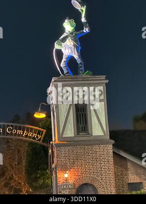 Die bekannte Statue von Kermit dem Frosch, gekleidet als Charlie Chaplin, auf dem historischen ehemaligen Gebäude der Jim Henson Studios in Hollywood, Kalifornien, fotografiert, bevor sie entfernt und in ein Puppenspielmuseum in Georgia verlegt wurde. Die skurrile Skulptur feierte sowohl Jim Hensons Vermächtnis als auch die Stummfilmtradition Charlie Chaplins und war ein Wahrzeichen in Hollywood über dem Studio, das einst die Muppet Show, die SesamStreet-Schöpfer und früher Charlie Chaplins eigene Filmbetriebe beherbergte. Stockfoto