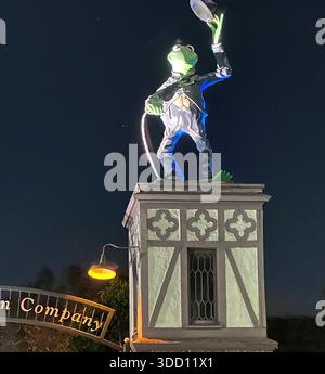 Die bekannte Statue von Kermit dem Frosch, gekleidet als Charlie Chaplin, auf dem historischen ehemaligen Gebäude der Jim Henson Studios in Hollywood, Kalifornien, fotografiert, bevor sie entfernt und in ein Puppenspielmuseum in Georgia verlegt wurde. Die skurrile Skulptur feierte sowohl Jim Hensons Vermächtnis als auch die Stummfilmtradition Charlie Chaplins und war ein Wahrzeichen in Hollywood über dem Studio, das einst die Muppet Show, die SesamStreet-Schöpfer und früher Charlie Chaplins eigene Filmbetriebe beherbergte. Stockfoto