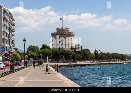 Thessaloniki, Griechenland - 30. Juni 2022: Thessaloniki, Griechenland. Der Boulevard am Wasser führt an einem sonnigen Tag zum Weißen Turm. Stockfoto