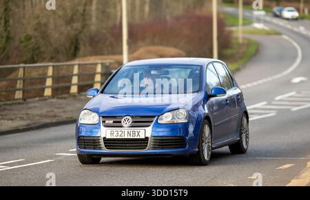 Milton Keynes, Bucks, Großbritannien - 15. Dezember 2025: 2017 blaues Volkswagen Golf Fließheck Auto fährt auf einer britischen Straße Stockfoto