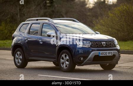Milton Keynes, Bucks, Großbritannien - 15. Dezember 2025: 2020 blauer Dacia Duster SUV auf einer britischen Straße Stockfoto