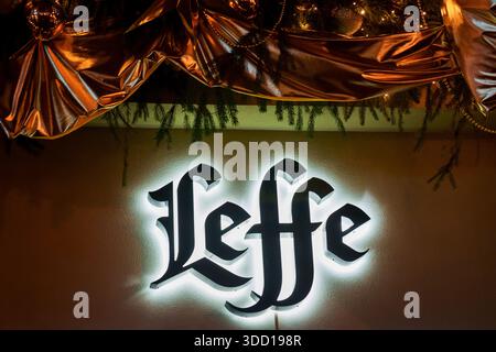 RIGA, LETTLAND. Dezember 2025. Foto mit selektivem Fokus. Das Leffe-Logo hängt an der Bar. Leffe ist eine Biermarke des europäischen Betreibers InBev Belgium Stockfoto