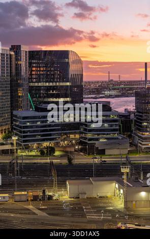 Blick auf den Sonnenuntergang von Melbourne docklands und die M2 Bridge in Melbourne, Victoria, Australien am 14. Dezember 2025 Stockfoto