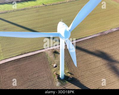 Luftwindturbinen Werfen Schatten Über Landwirtschaftliche Felder Stockfoto