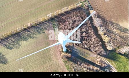 Luftwindturbinen Werfen Schatten Über Landwirtschaftliche Felder Stockfoto