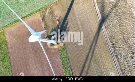 Luftwindturbinen Werfen Schatten Über Landwirtschaftliche Felder Stockfoto