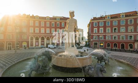 Historische Fontaine du Soleil auf dem Massena-Platz im Stadtzentrum von Nizza, Cote d'Azur, Frankreich Stockfoto