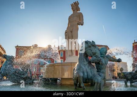 Historische Fontaine du Soleil auf dem Massena-Platz im Stadtzentrum von Nizza, Cote d'Azur, Frankreich Stockfoto