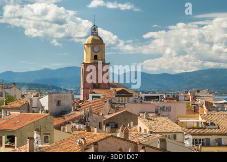 Uhrenturm der Kirche unserer Lieben Frau der Himmelfahrt in Saint-Tropez, französische Riviera. Stockfoto
