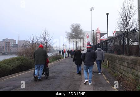 Nottingham, Großbritannien. Dezember 2025. Fans, die vor dem Spiel Nottingham Forest gegen Manchester City Premier League vor dem City Ground in Nottingham ankommen. Der Bildnachweis sollte lauten: Jessica Hornby/Sportimage Credit: Sportimage Ltd/Alamy Live News Stockfoto