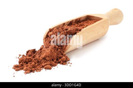Natürliches Kakaopulver in Holzschaufel isoliert auf weiß Stockfoto