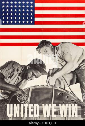 American World war II Propaganda Poster (U.S. Government Printing Office, 1942): United We Win, war Manpower Commission – Ein fesselndes Porträt integrierter Bruderschaft in der Kriegszeit auf dem Boden der Flugzeugfabrik Stockfoto