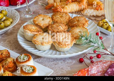 Weihnachtsfeier, eine Auswahl an Gourmet-Snacks und Shampane auf einem Tisch. Selektiver Fokus Stockfoto