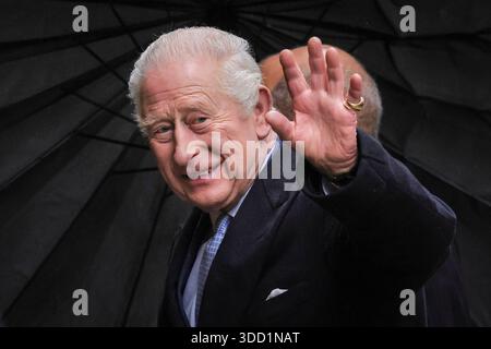 König Karl III., britischer Monarch und Staatsoberhaupt des Vereinigten Königreichs, lächelt und winkt während eines öffentlichen Auftritts in London, Großbritannien Stockfoto
