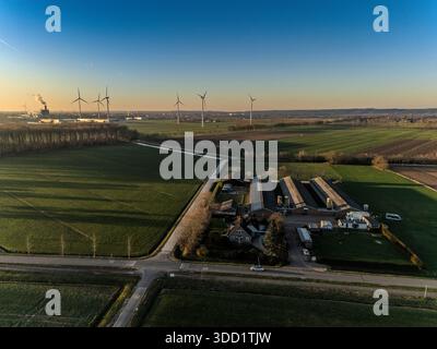 Luftaufnahme einer landwirtschaftlichen Landschaft mit Bauernhof und Windturbinen in den Niederlanden Stockfoto