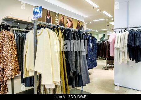 London UK, 24. Oktober 2025, Auswahl an Womens Jumper und Tops im Marks and Spencer Retail Store Stockfoto