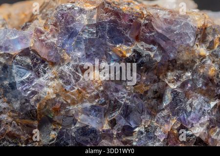 Diese Szene zeigt ein großes Gesteinsfragment mit Quarz- und Fluoritkristallen. Reflexionen und Farben von Mineralien erregen Aufmerksamkeit in der natürlichen Umgebung. Stockfoto