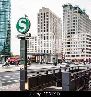 Berlin, Deutschland - 6. April 2017: Potsdamer Platz mit U-Bahn-Schild, Verkehr und modernen Bürogebäuden im zentralen Geschäftsviertel von BE Stockfoto