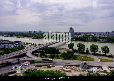 Bratislava, 26. Mai 2024: Most SNP Donaubrücke des Slowakischen Nationalaufstandes, auch UFO-Brücke oder neue Brücke Novy Most genannt. Stockfoto