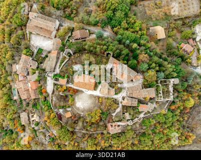 Blick aus der Vogelperspektive auf das mittelalterliche Castello Borgo in Italien L'Aquila mit Burgruinen, Stadttor Herbstfarbenem Laub Stockfoto