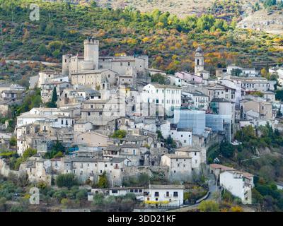 Castello Mediceo: Ein mittelalterliches Juwel und Festung Medici mit Blick auf das malerische Tirino-Tal in den Abruzzen, Italien Stockfoto