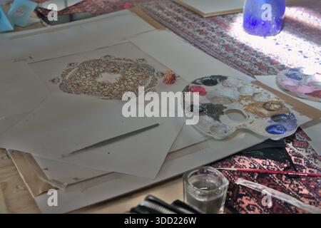 Frauenkunst Workshop in Herat Afghanistan – Miniaturmalerei in Progress with Palette and Tools 2025 Stockfoto