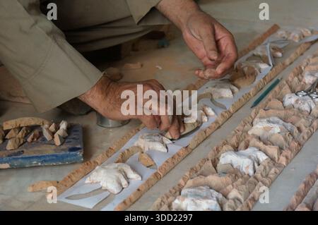 Restauratoren arbeiten an Wandfragmenten in der Großen Moschee von Herat Afghanistan – traditionelle Kunstkonservierung 2025 Stockfoto