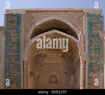 Haupteingang Portal der Großen Moschee von Herat Afghanistan – türkisfarbene glasierte Fliesen und Timurid-Ziegelwerk Detail Stockfoto