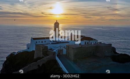 Aus der Vogelperspektive des Leuchtturms Cabo Vicente in Portugal bei Sonnenuntergang Stockfoto