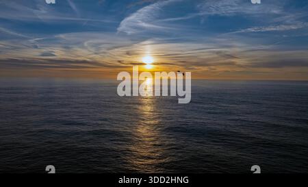 Aus der Luft von einem wunderschönen Sonnenuntergang am äußersten Südwesten Portugals Stockfoto