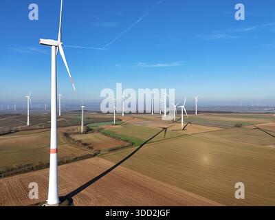 Luftwindturbinen Werfen Schatten Über Landwirtschaftliche Felder Stockfoto