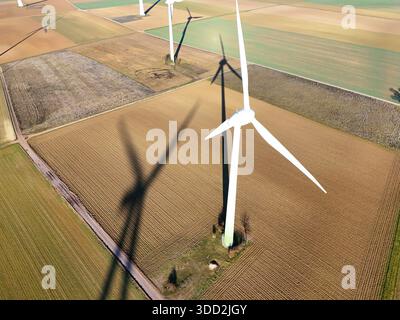 Luftwindturbinen Werfen Schatten Über Landwirtschaftliche Felder Stockfoto