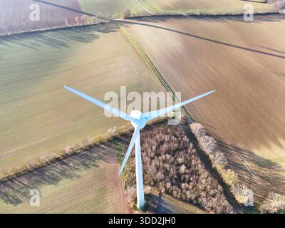 Luftwindturbinen Werfen Schatten Über Landwirtschaftliche Felder Stockfoto