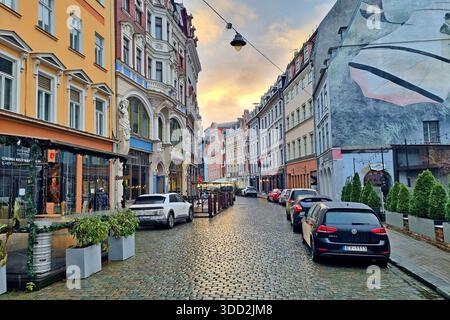 Eine malerische Straße mit farbenfrohen historischen Gebäuden in der weihnachtlichen Altstadt bei Sonnenuntergang. Riga, Lettland Stockfoto