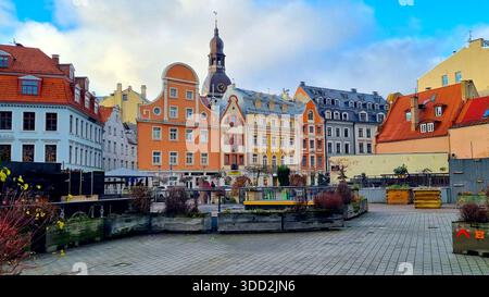 Riga, Lettland - 12. Dezember 2025: Panoramablick auf die farbenfrohen Fassaden der historischen Gebäude der Altstadt Stockfoto