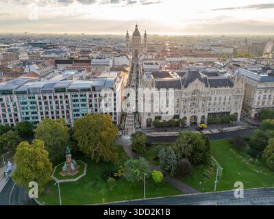 Aus der Vogelperspektive von Budapest und dem Stephansdom, wenn die Sonne in Ungarn aufgeht Stockfoto