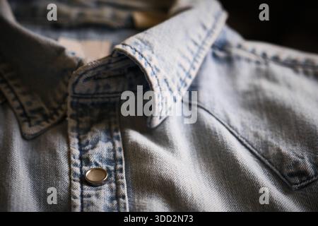 Denim-Hemdkragen Stockfoto