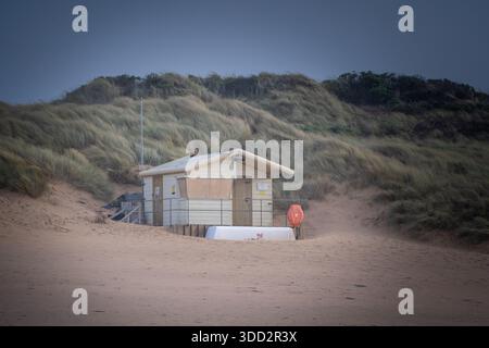 Die Rettungshütte zwischen den Sanddünen am cornish Beach von Constantine Bay Beach. Stockfoto