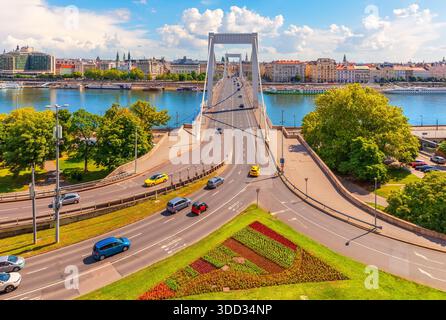 Elisabethbrücke über die Donau mit historischen Gebäuden des Stadtzentrums von Pest, sonniger Tagesblick aus der Luft, Budapest, Ungarn. Stockfoto