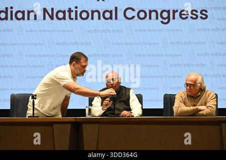 NEW DELHI, INDIEN - 27. DEZEMBER: Kongresspräsident Mallikarjun Kharge und Oppositionsführer im Lok Sabha Rahul Gandhi sprechen am 27. Dezember 2025 im AICC-Hauptquartier in Neu-Delhi, Indien. Die Regierung hat in der vergangenen Woche Viksit Bharat - Garantie für Rozgar und Ajeevika Mission: VB - G RAM G Act 2025 erlassen, mit dem der Mahatma Gandhi National Rural Employment Guarantee Act 2005 aufgehoben wurde. Unter dem Gelübde, das Gesetz der UPA-Ära für die Beschäftigungsgarantie auf dem Land zu schützen, kündigte der Kongress ab dem 5. Januar nächsten Jahres ein landesweites MGNREGA-Programm für die MGNREGA Bachao Abhiyan Save MGNREGA an. Stockfoto