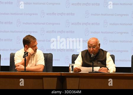 NEW DELHI, INDIEN - 27. DEZEMBER: Kongresspräsident Mallikarjun Kharge und Oppositionsführer im Lok Sabha Rahul Gandhi sprechen am 27. Dezember 2025 im AICC-Hauptquartier in Neu-Delhi, Indien. Die Regierung hat in der vergangenen Woche Viksit Bharat - Garantie für Rozgar und Ajeevika Mission: VB - G RAM G Act 2025 erlassen, mit dem der Mahatma Gandhi National Rural Employment Guarantee Act 2005 aufgehoben wurde. Unter dem Gelübde, das Gesetz der UPA-Ära für die Beschäftigungsgarantie auf dem Land zu schützen, kündigte der Kongress ab dem 5. Januar nächsten Jahres ein landesweites MGNREGA-Programm für die MGNREGA Bachao Abhiyan Save MGNREGA an. Stockfoto