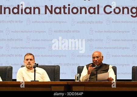 NEW DELHI, INDIEN - 27. DEZEMBER: Kongresspräsident Mallikarjun Kharge und Oppositionsführer im Lok Sabha Rahul Gandhi sprechen am 27. Dezember 2025 im AICC-Hauptquartier in Neu-Delhi, Indien. Die Regierung hat in der vergangenen Woche Viksit Bharat - Garantie für Rozgar und Ajeevika Mission: VB - G RAM G Act 2025 erlassen, mit dem der Mahatma Gandhi National Rural Employment Guarantee Act 2005 aufgehoben wurde. Unter dem Gelübde, das Gesetz der UPA-Ära für die Beschäftigungsgarantie auf dem Land zu schützen, kündigte der Kongress ab dem 5. Januar nächsten Jahres ein landesweites MGNREGA-Programm für die MGNREGA Bachao Abhiyan Save MGNREGA an. Stockfoto
