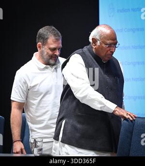 NEW DELHI, INDIEN - 27. DEZEMBER: Kongresspräsident Mallikarjun Kharge und Oppositionsführer im Lok Sabha Rahul Gandhi während einer Pressekonferenz zur Aufhebung der MGNREGA im Hauptquartier der AICC, Indira Bhawan, am 27. Dezember 2025 in Neu-Delhi, Indien. Die Regierung hat in der vergangenen Woche Viksit Bharat - Garantie für Rozgar und Ajeevika Mission: VB - G RAM G Act 2025 erlassen, mit dem der Mahatma Gandhi National Rural Employment Guarantee Act 2005 aufgehoben wurde. Unter dem Gelübde, das Gesetz über die Beschäftigungsgarantie im ländlichen Raum der UPA zu schützen, kündigte der Kongress ab Januar ein landesweites MGNREGA Bachao Abhiyan Save MGNREGA-Programm an Stockfoto