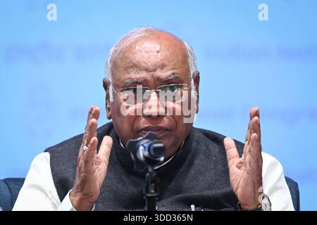 NEW DELHI, INDIEN - 27. DEZEMBER: Kongresspräsident Mallikarjun Kharge spricht am 27. Dezember 2025 in New Delhi, Indien auf einer Pressekonferenz über die Aufhebung der MGNREGA. Die Regierung hat in der vergangenen Woche Viksit Bharat - Garantie für Rozgar und Ajeevika Mission: VB - G RAM G Act 2025 erlassen, mit dem der Mahatma Gandhi National Rural Employment Guarantee Act 2005 aufgehoben wurde. Unter dem Gelübde, das Gesetz der UPA-Ära für die Beschäftigungsgarantie auf dem Land zu schützen, kündigte der Kongress ab dem 5. Januar nächsten Jahres ein landesweites MGNREGA-Programm für die MGNREGA Bachao Abhiyan Save MGNREGA an. Foto: Sanchit Khanna/Hindustan Times Congre Stockfoto