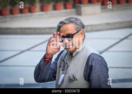 NEW DELHI, INDIEN - 27. DEZEMBER: Shashi Tharoor, Chefkongreßvorsitzender des AICC, Indira Bhawan, trifft am 27. Dezember 2025 in New Delhi ein. Foto: Sitzung des Arbeitsausschusses des Kongresses Sanchit Khanna/Hindustan Times Stockfoto
